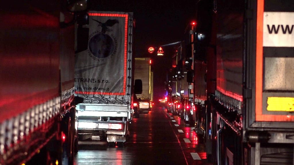 Lastwagen stauen sich am Dienstagmorgen nach eine mUnfall auf der Autobahn2.