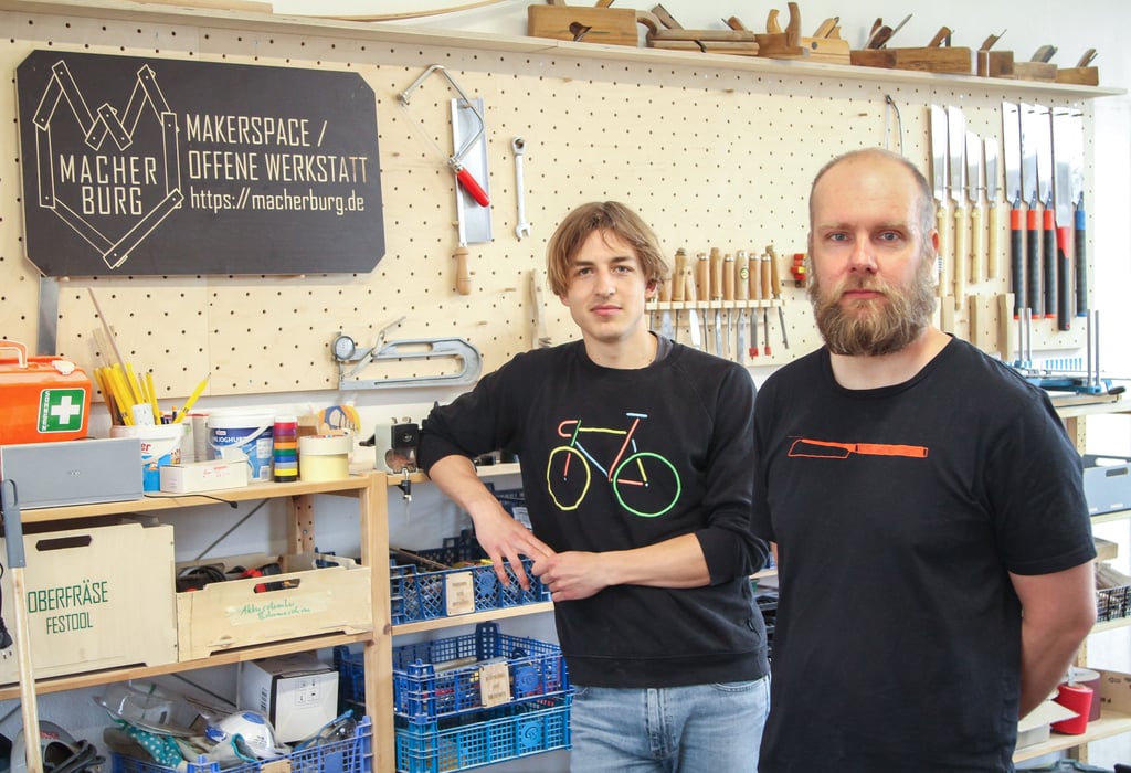 Stehen stellvertretend für die Macher der „Macherburg“ in Magdeburg-Buckau: Spencer Detje und André Holstein engagieren sich beim Verein Grünstreifen e. V.