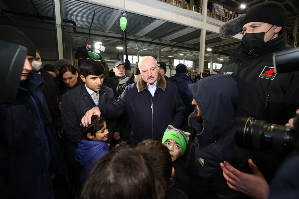 Der belarussische Machthaber Alexander Lukaschenko spricht mit Migranten in einem Logistikzentrum an der polnisch-belarussischen Grenze.