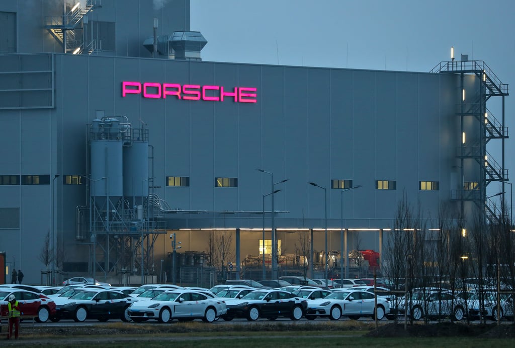 Porsche Leipzig rüstet sich für die E-Auto-Zukunft. Im Werk arbeiten aktuell 4300 Mitarbeiter.