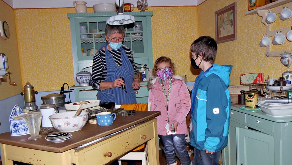 Interessiert haben Mädchen und Jungen an der Taschenlampenführung durch die Barleber Heimatstube teilgenommen.