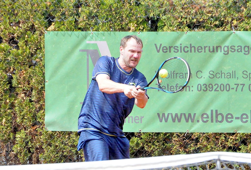 Unter freiem Himmel lief es für Jens Schönherr und den Herren 40 des TC Blau-Weiß Schönebeck besser. In der Halle kassierte die „Zweite“ bereits die zweite Niederlage in Serie.