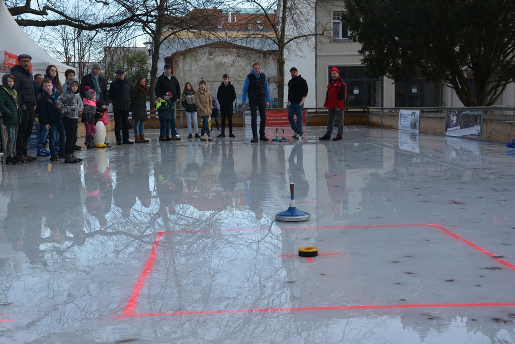 Auf der Eisbahn in Stendal fand vor Corona unter anderem Eisstockschießen statt. Im Jahr 2021 wird es die Eisbahn nicht geben.