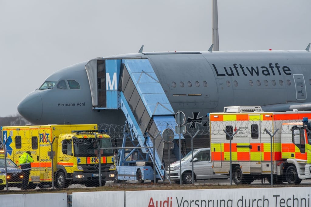 Ein Corona-Hilfsflug der Luftwaffe steht im Cargo-Bereich eines Flughafens.