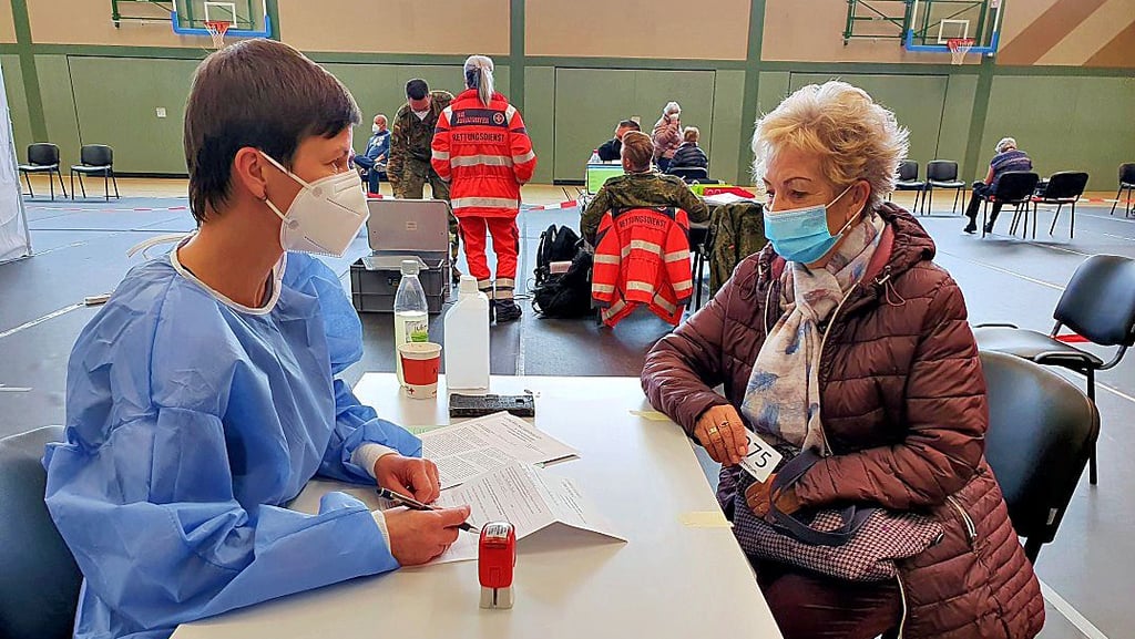 Beim Impfen der Senioren im Frühjahr in der Sporthalle war die Havelberger Hausärztin Alexandra Schäfer mit im Einsatz.
