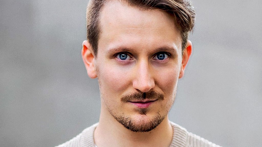 Der Schauspieler Jonte Volkmann als Gast mimt den Kai im Stück „Familie Braun“.