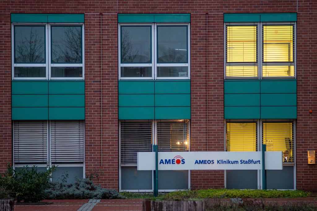 Auch im Ameos-Krankenhaus in Staßfurt muss das Personal länger auf Weihnachtsgeld warten.