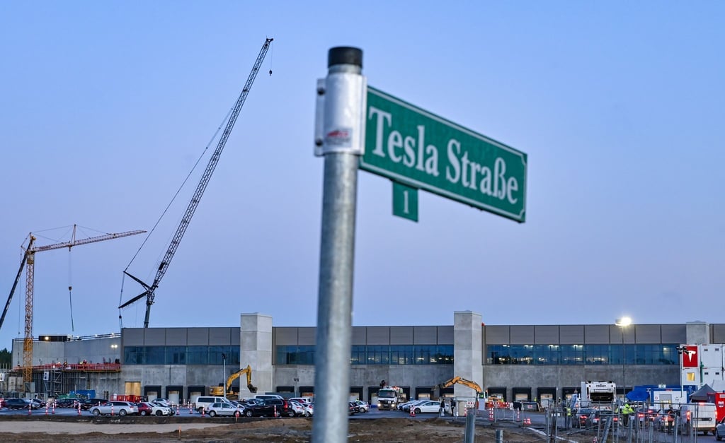 Elon Musk hofft, dass die ersten Autos noch in diesem Jahr vom Band rollen.