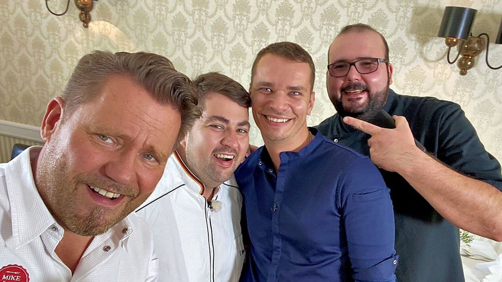 Fernsehkoch Mike Süsser (von links) mit dem Haldensleber Sascha Oldenburg und seinen Team-Kollegen der „Villa Lilo“ Christian Walborn und Rüdiger Köppe beim Fernsehdreh im August.