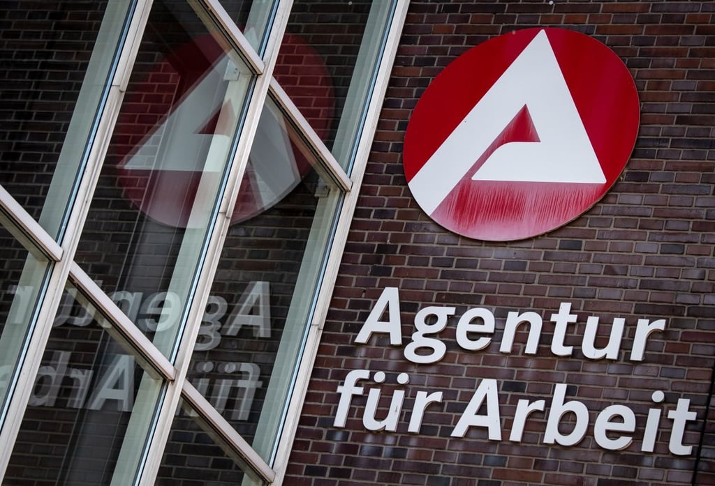 Ein Schild an einer Agentur für Arbei.