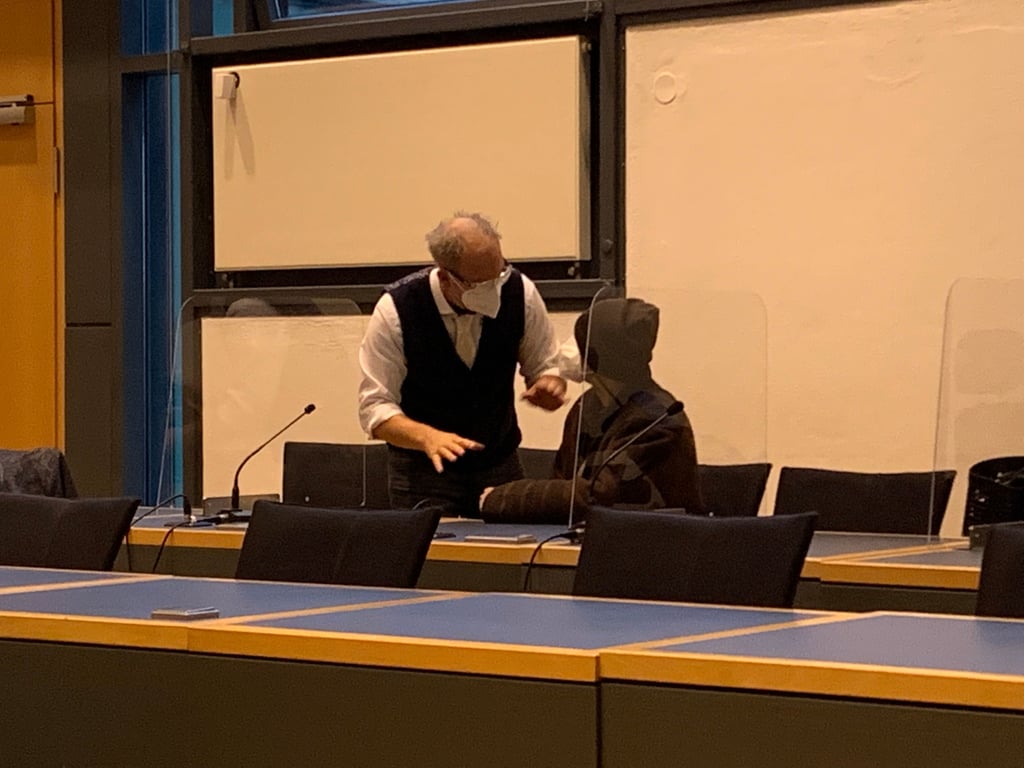 Der Angeklagte Hussam Y. (r.) bespricht sich vor der Verhandlung mit Verteidiger Thomas Ellrott.