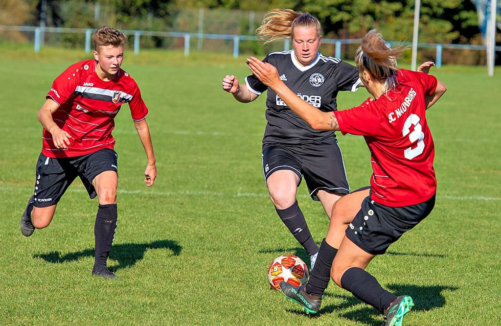 Juliane Gorn (Mitte), hier im Punktspiel gegen Naumburg, hat in dieser Saison bereits 16 Tore für Tabellenführer FC RSK Freyburg erzielt. Und auch  im regionalen Fußball-Tippspiel von Tageblatt/MZ bewies die 23-jährige Erzieherin große Treffsicherheit.