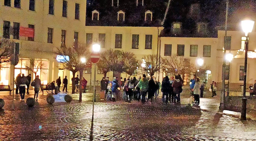 Einige der Teilnehmer zu Beginn auf dem Markt