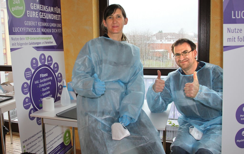Jörg Brüschert und Anita Greiner sind nicht nur privat ein Team, sondern jetzt auch beruflich im Testzentrum in Oebisfelde. Auch wenn die Arbeit in Schutzkleidung für beide noch ungewohnt ist, sind sie froh, wieder eine Aufgabe zu haben.