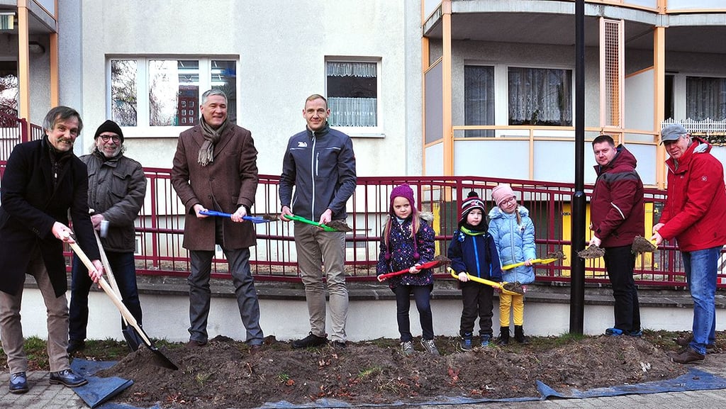 Von links: Martin Schreiber (Geschäftsführer der Lebenshilfe) und Bernd Zürcher (Vorstandsmitglied der Lebenshilfe), Daniel Jircik (Geschäftsführer) und Steffen Engel (technischer Leiter) von der SWG, Kindergartenleiter Martin Menzel und Jörg Hagge (Vereinsvorsitzender der Lebenshilfe).