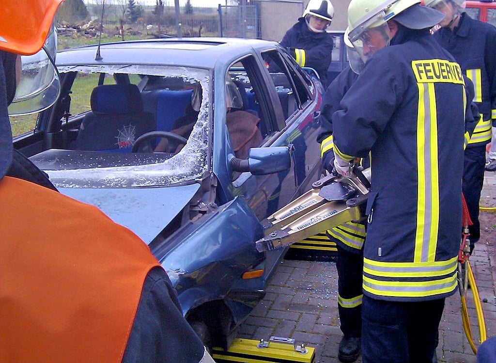 Hydraulische Spreizer werden von den Kameraden der Feuerwehren zum Beispiel bei Unfällen eingesetzt.
