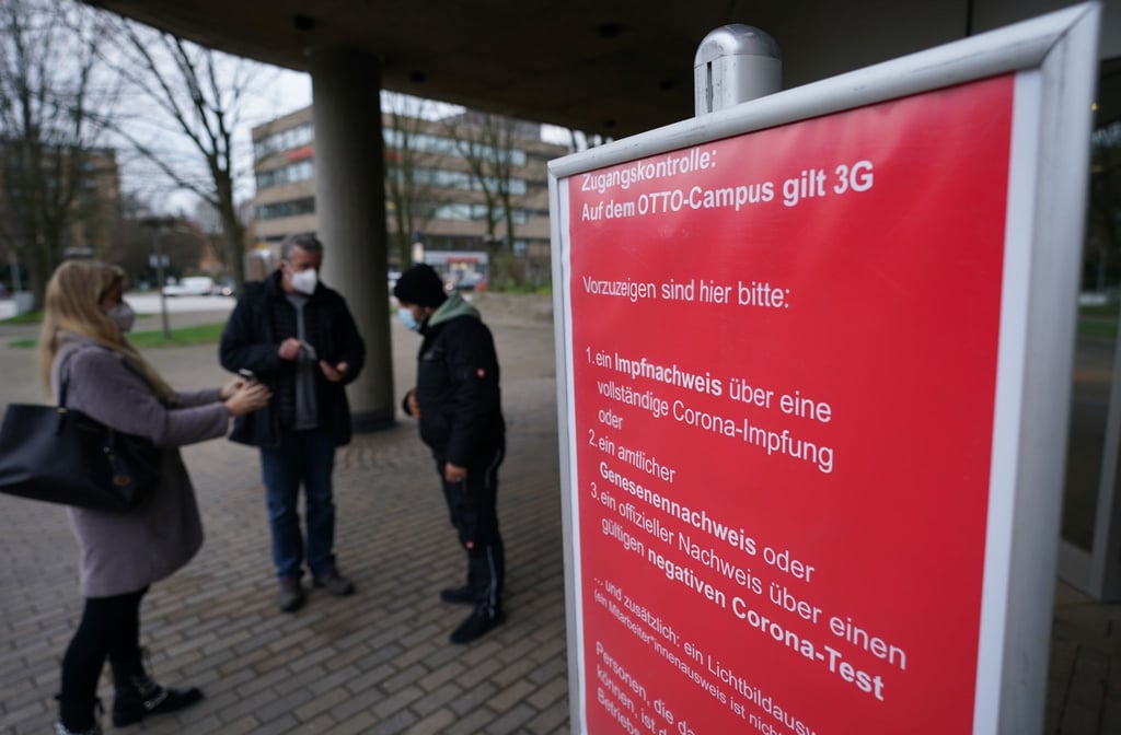 Mitarbeiter werden am Eingang des Otto-Campus der Otto Group gemäß den 3G-Regeln von Sicherheitsmitarbeitern kontrolliert.