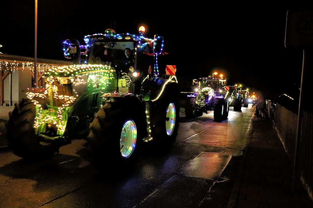 Weihnachtliche Treckerparade hier in Badersleben. 14 festlich geschmückte Fahrzeuge sind durch die Orte der Gemeinde Huy gefahren - und mittendrin der Weihnachtsmann auf dem Quad.