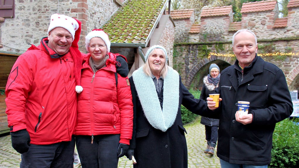 Die Besucher des Altenhäuser Weihnachtsmarktes präsentierten sich allesamt gut gelaunt, auch wenn sie nur unter Auflagen das Festgelände betreten konnten. Dafür gab es vollstes Verständnis. Der Markt bot auf einer abgegrenzten Fläche trotzdem Platz.