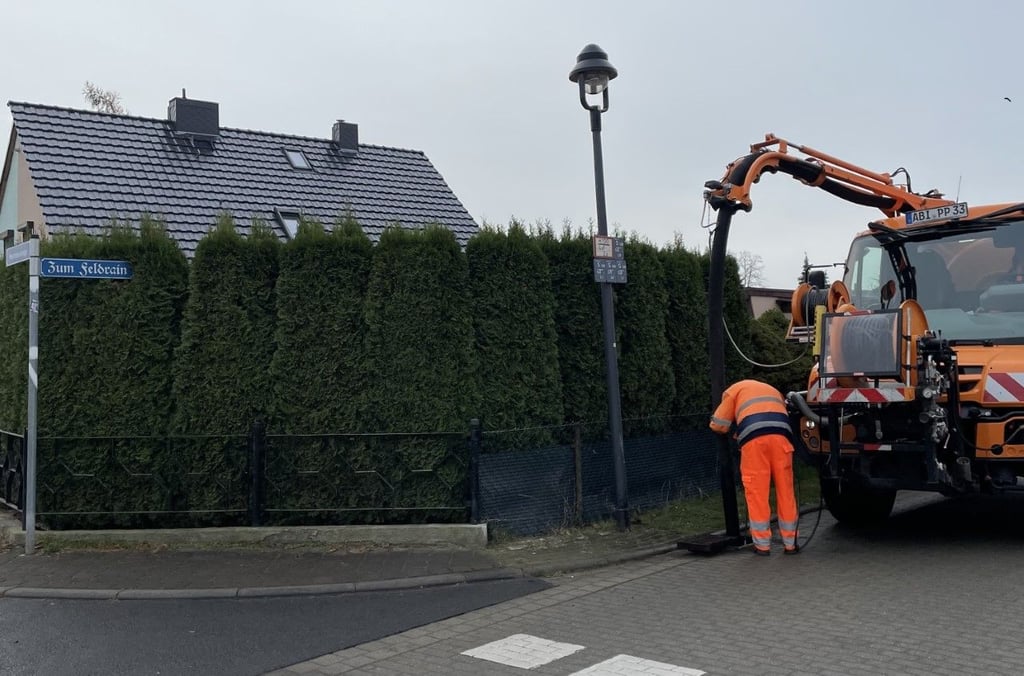 Die Wasserabläufe werden gereinigt.