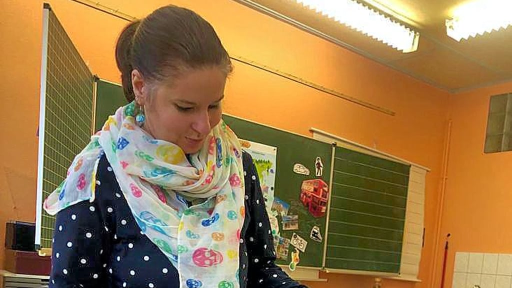 Sina Engler, Lotsin für schulische Sozialarbeit, bietet in der Grundschule Henningen ein Weltenbummler-Projekt an.