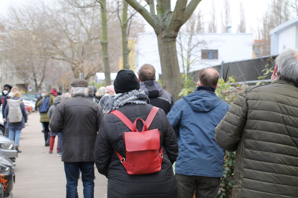 Schon zwei Stunden vor dem Start der terminfreien Impfungen standen Impfwillige vor dem halleschen Impfzentrum.
