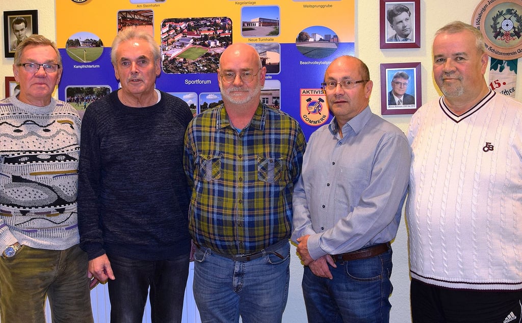 Sie bereiten 100 Jahre Gommeraner Fußball 2023 vor: Hartmut Melz, Klaus Ladwig, Frank Lindner, Torsten Roos und Volker Woche (v.l.).