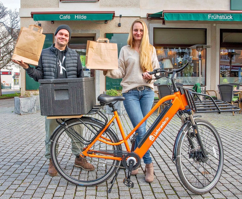 Marcus Knak und Romy Willrich füllen den Hilde-Gästen gerne die Frühstückstüten.