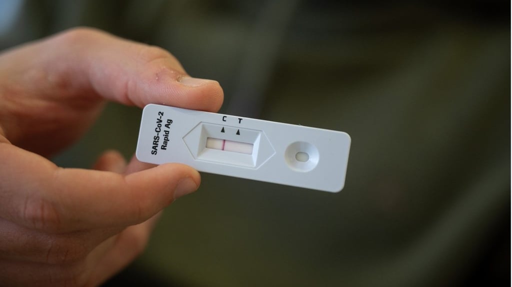 Darüber, was mit den gebrauchten Corona-Tests passiert, herrscht in den Sozialen Medien Verwirrung.