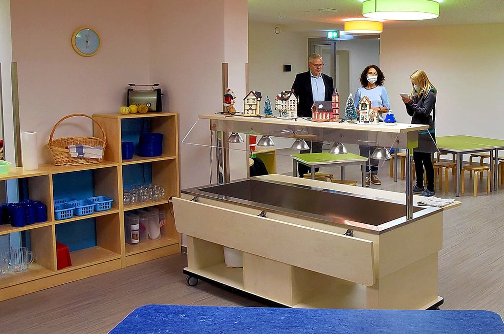 An einem Büfett können sich die Kinder selbst bedienen.