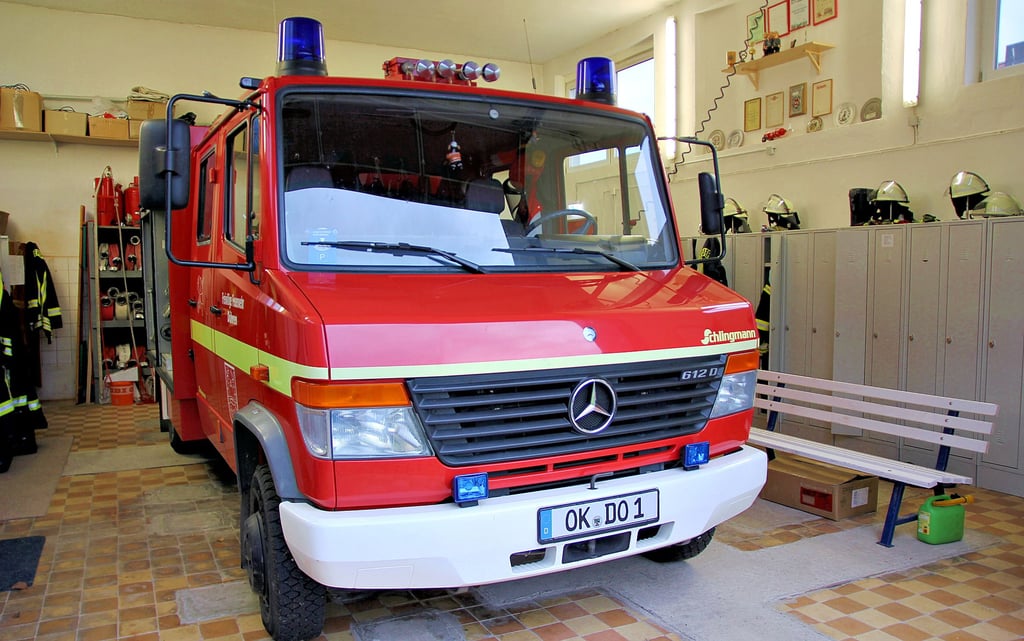 Das Gerätehaus der Freiwilligen Feuerwehr Döhren leidet unter akuter Platznot. Es verfügt weder über Toiletten, Waschbecken oder Duschkabinen. In dem Raum sind Löschfahrzeug, Schlauchanhänger, Umkleidespinte, Sauerstoffflaschen für ASB-Einsätze und diverse kleinere Einsatzgeräte untergebracht. Die Heizmöglichkeiten sind begrenzt.