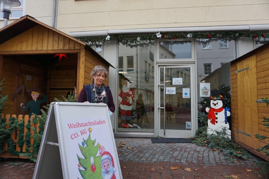 Kathrin von Iven vor dem Weihnachtsladen.
