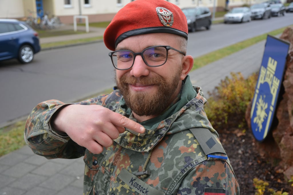 Tino Kossack aus Parey steht die Freude ins Gesicht geschrieben: Der 33-Jährige zeigt auf die neuen Schulterklappen mit dem neuen Dienstgrad, der gestern offiziell in der Bundeswehr eingeführt wurde.