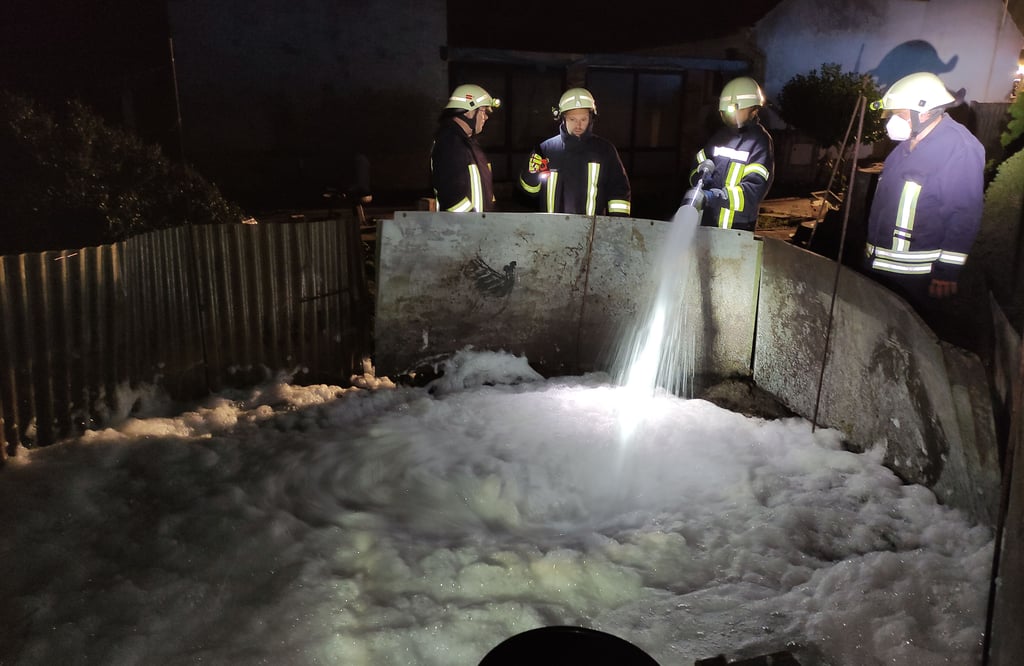 Mit Schaum erstickten die Einsatzkräfte der Feuerwehr den brennenden Plastikmüll auf einem Grundstück in Bias.