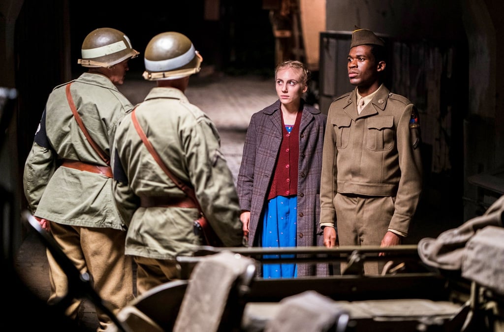 George (Reomy D. Mpeho) und Marie (Elisa Schlott) werden von den Wachen schlecht behandelt.