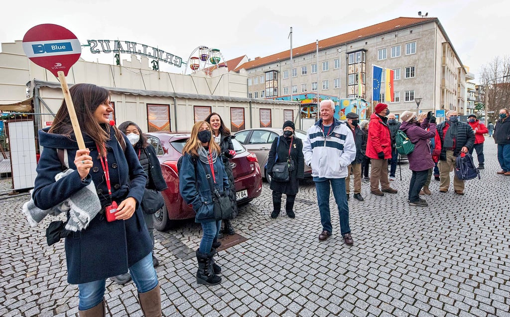 Stadtführerin Anke John führt die Gruppe amerikanischer Touristen zum Weihnachtsmarkt. Eigentlich hatten sie Dresden auf dem Programm stehen.