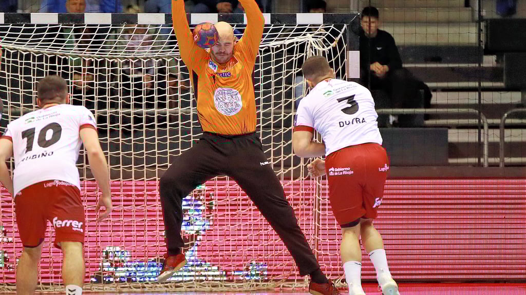 Logroños Leonardo Dutra Ferreira trifft SCM-Torwart Mike Jensen beim Siebenmeter voll am Kopf. Der Brasilianer sah für diesen versehentlichen Treffer die Rote Karte.
