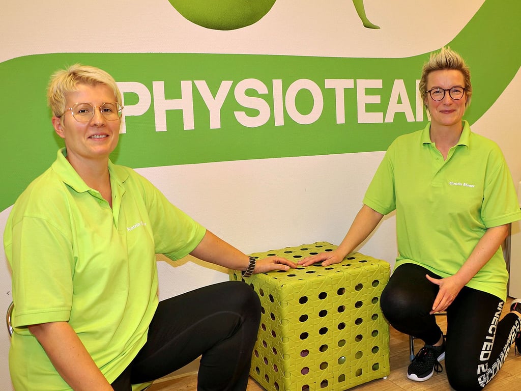 Katrin Güttler und Christin Römer in ihrer Physiotherapie in Eisleben.
