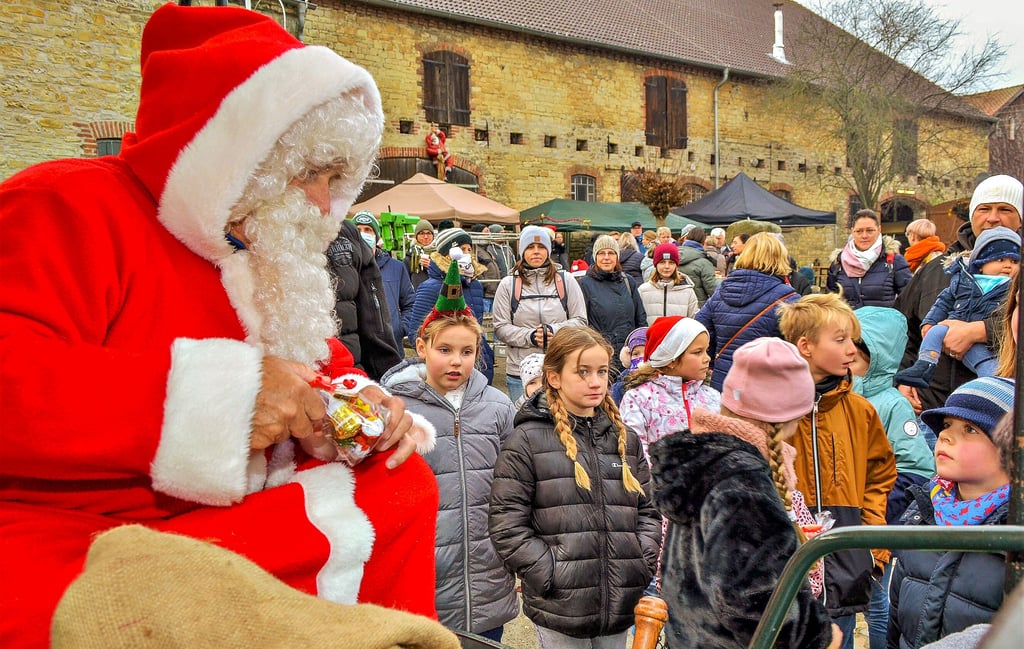 Einen ersten Besucht hat der Weihnachtsmann den Kindern in Domersleben abgestattet.