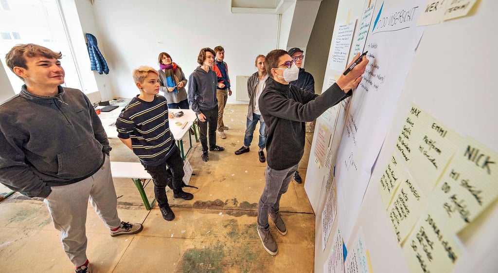 Studenten bei einem der ersten Arbeitstreffen im künftigen Café Schillig. Vor allem das Zusammenbringen von Gästen steht im Vordergrund.