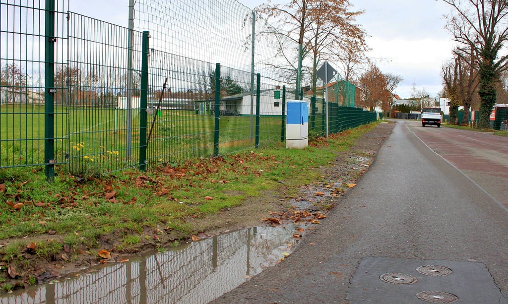 Der Randbereich am Sportplatz in Dahlenwarsleben soll im kommenden Jahr Parktaschen für Besucher erhalten. Die Planungen beginnen noch in diesem Jahr.