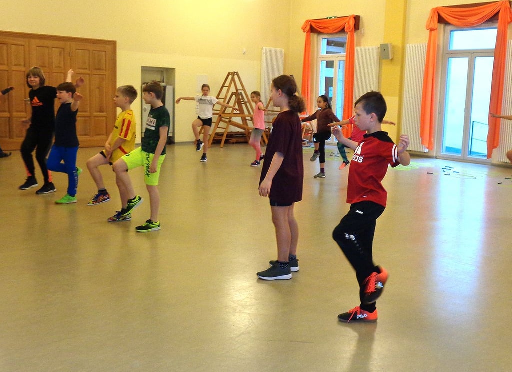 Mit verschiedenen Übungen wurden die St. Martin-Grundschüler an das Rope Skipping herangeführt.