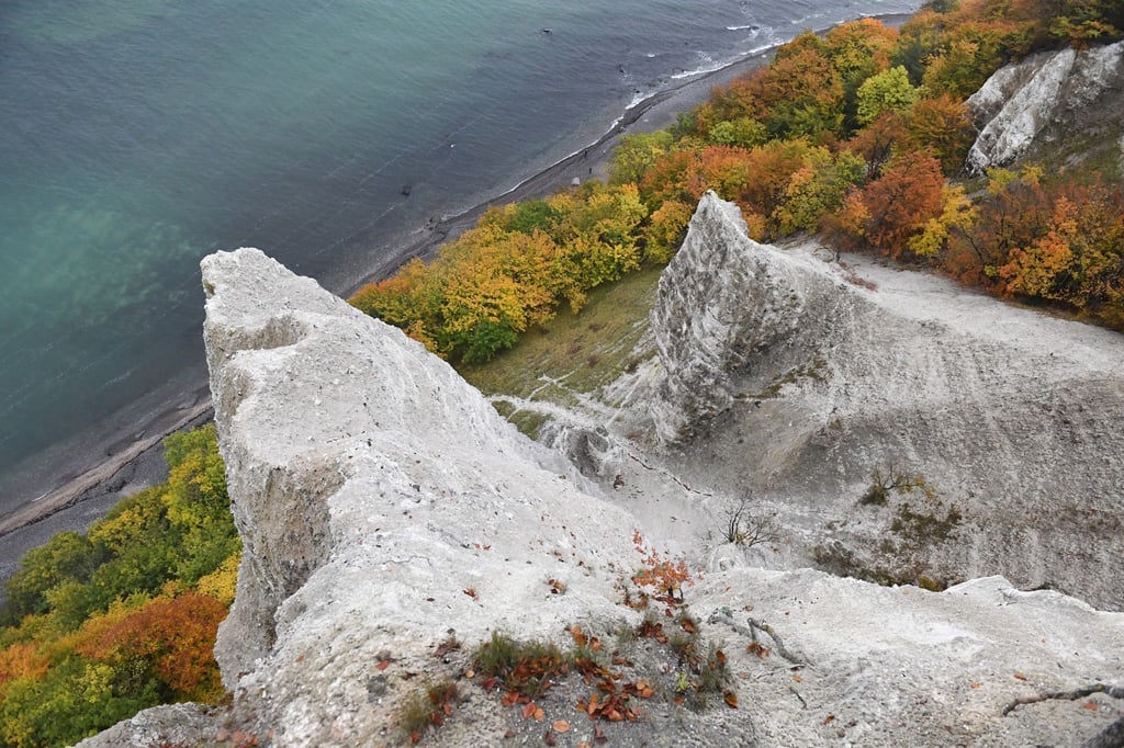 Die Kreidefelsen an der Ostsee im Nationalpark Jasmund auf der Insel Rügen. Das Besucherzentrum am Wahrzeichen der Insel bekommt nun eine Überholung.