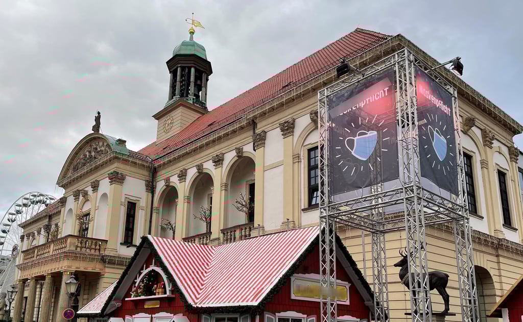 Das Magdeburger Rathaus: Vor der Tür herrscht 2G- und Maskenpflicht auf dem Weihnachtsmarkt, dahinter trifft sich der Stadtrat mit 3G und Maske zu gleich drei Sitzungen im Dezember.
