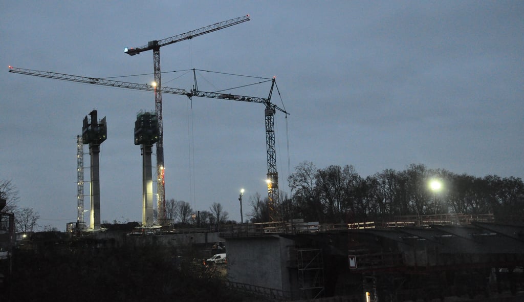 Pylonbrücken-Baustelle (links) und die Brücke über die Zollelbe in Magdeburg.