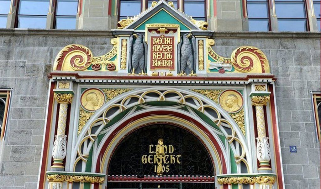 Vor dem Landgericht in Halle (Saale) muss sich seit Mittwoch ein Mann verantworten, der seine Tochter und seine Enkeltochter sexuell missbraucht haben soll.