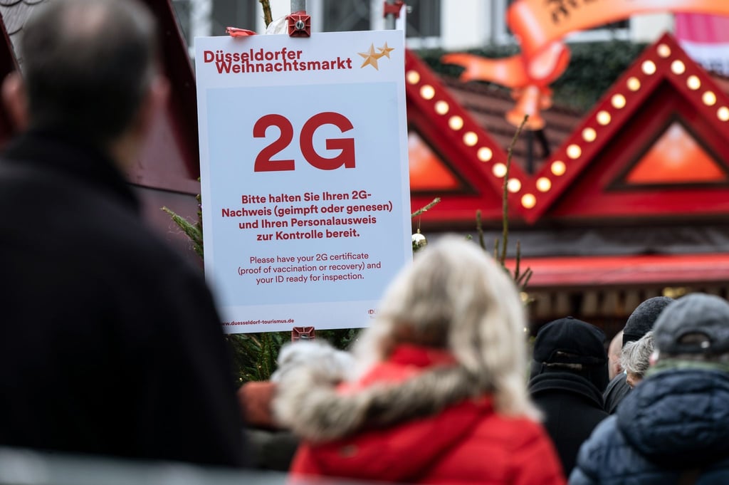 Ein 2G-Hinweisschild am Zugang des Düsseldorfer Weihnachtsmarkts. In der nordrhein-westfälischen Hauptstadt ist nach Angaben der Stadt ein erster Fall der neuen Omikron-Variante des Coronavirus bestätigt worden.