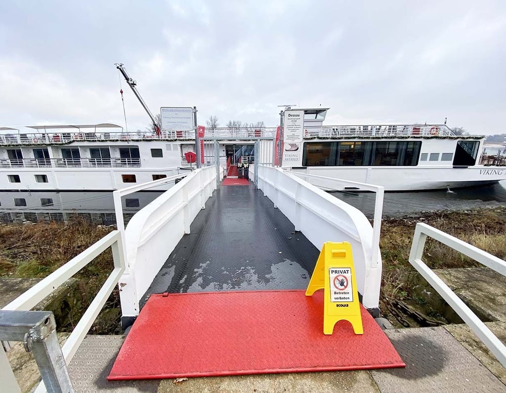 Nur Mitglieder der Reisegruppe kommen auf das Schiff.