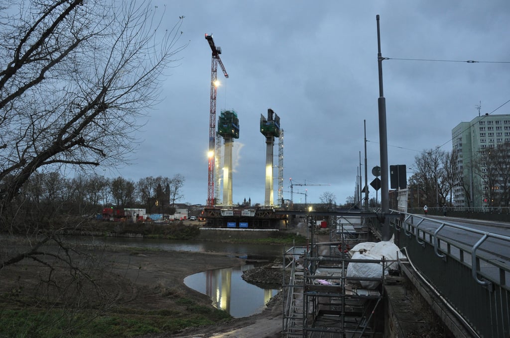 Baustelle der Pylonbrücke über die Alte Elbe in Magdeburg.