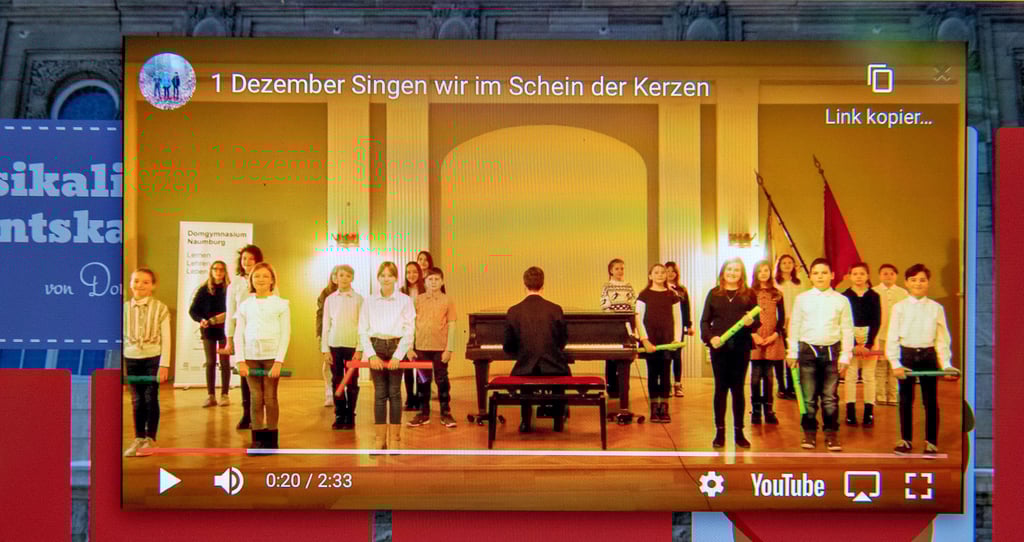 Wer am 1. Dezember auf das erste Türchen des musikalischen Adventskalenders klickt, sieht und hört den KInderchor des Domgymnasiums.